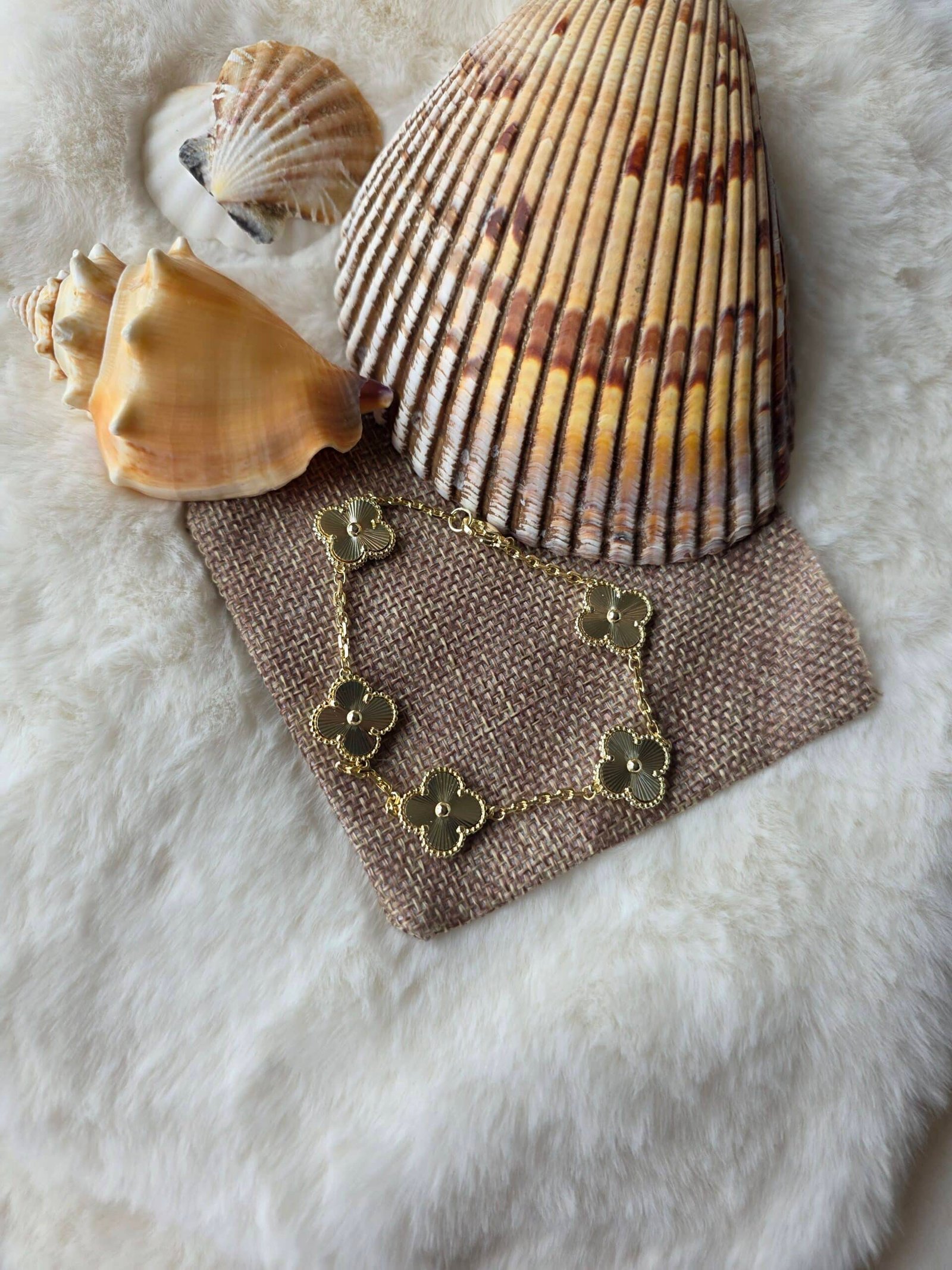 Gold brazalete clover